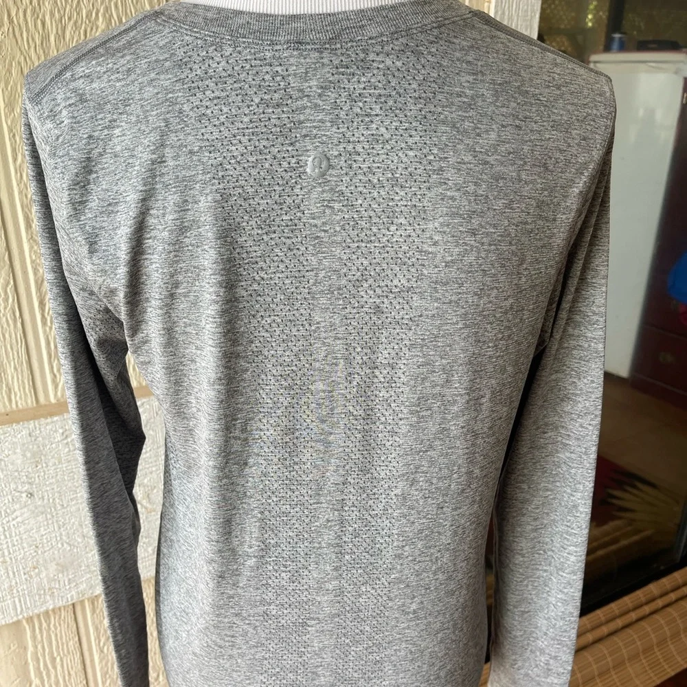 PreOwned Lululemon Activewear Tops Long Sleeves Gray Women's 6 - Picture 2 of 3